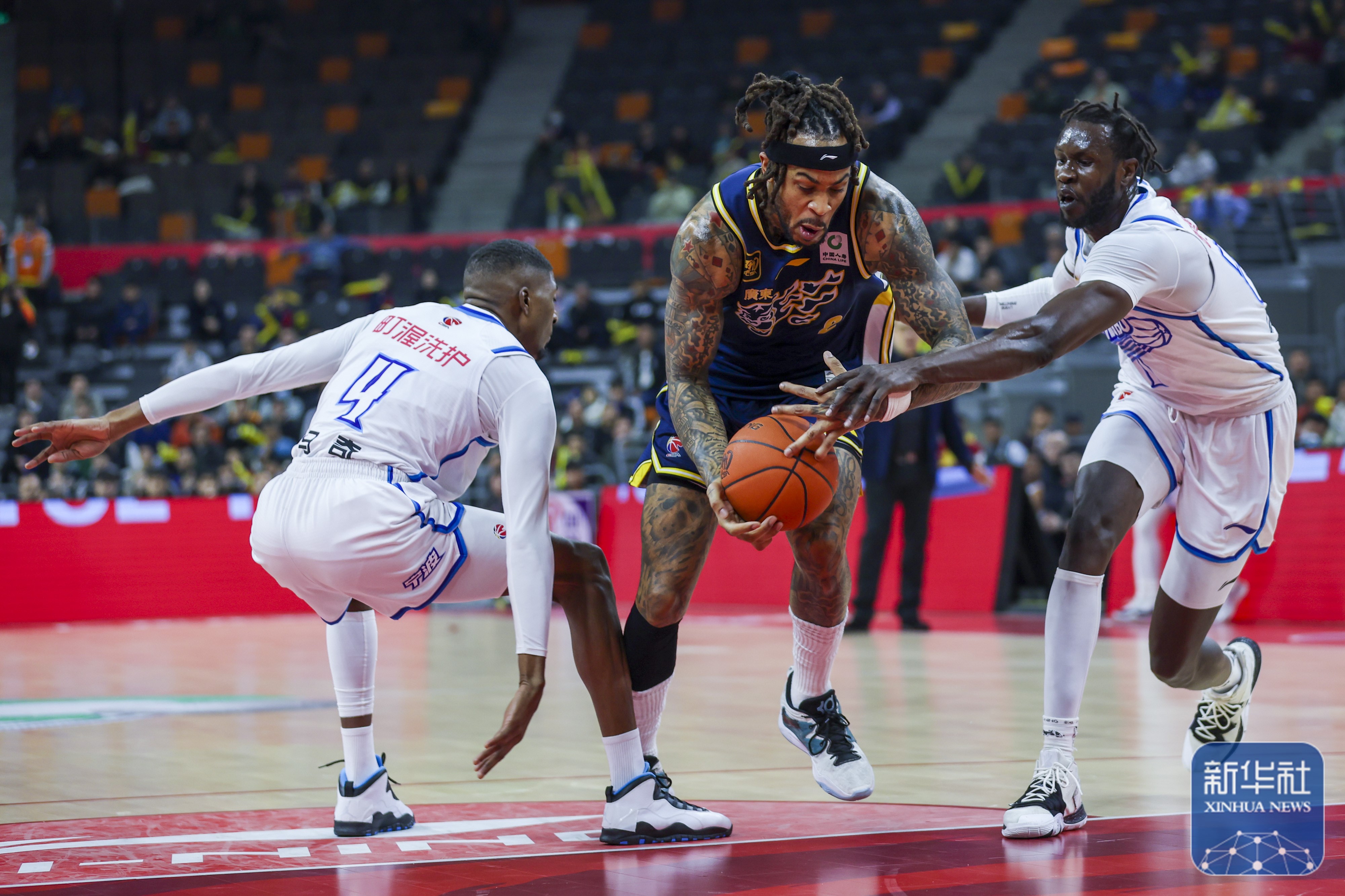 爵士横扫山东队,东契奇点燃赛场 爵士横扫山东队,东契奇点燃赛场