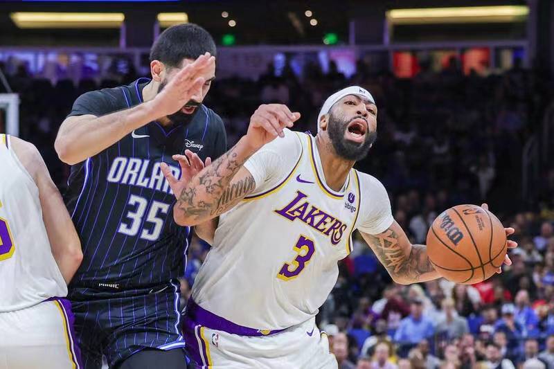 爵士险胜上海队,浓眉哥统治全场 爵士险胜上海队,浓眉哥统治全场